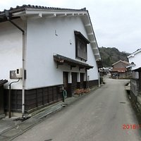 白い立派な建物