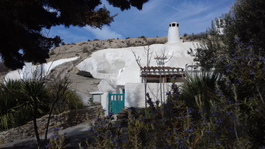 La fachada de una casa cueva tipo apartamento. 