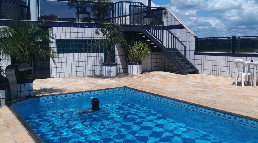 Boa piscina, limpa e com uma ótima vista da cidade.