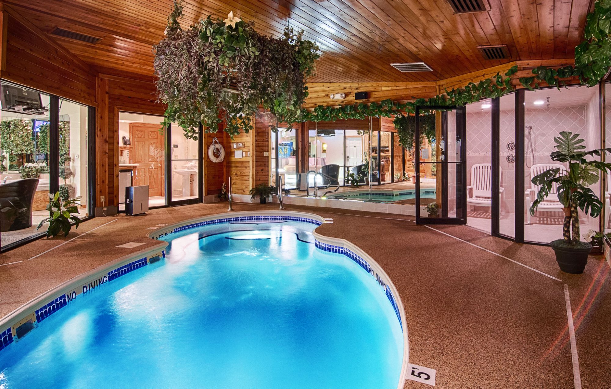 suites with pools in room        
        <figure class=