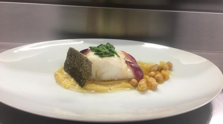 Cuore di baccalà in olio cottura, crema di ceci, cipolla acidulata e sedano croccante