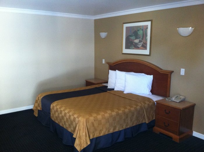 Walnut Inn & Suites Rooms: Pictures & Reviews - Tripadvisor