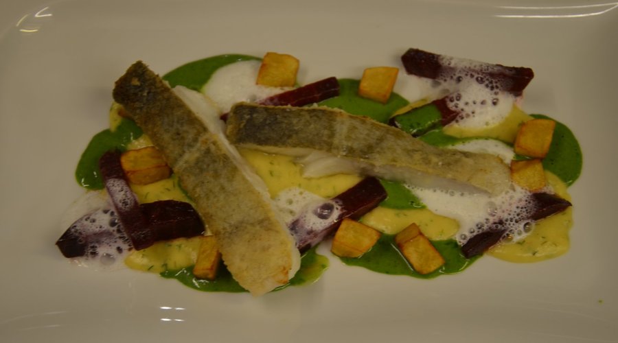 Skreifilet, rote Rüben, Spinatsauce, Krenschaum
