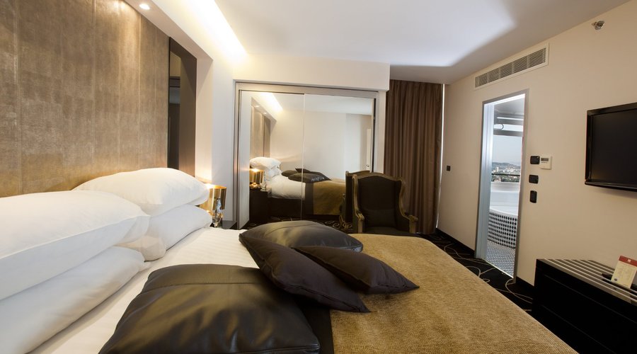 Suite Spacious Bedroom