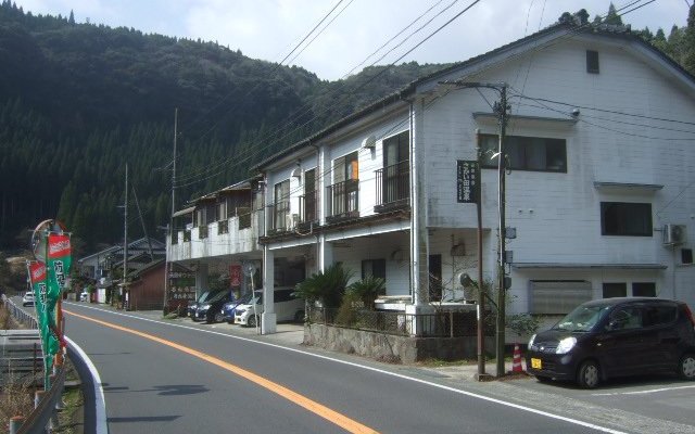 外観、日帰り温泉と自炊の湯治宿です。