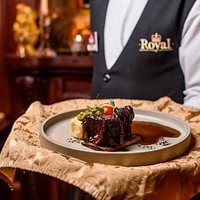 Говяжье ребрышко, меню Royal Pub. Мы готовил только из качественных и самых свежих продуктов.