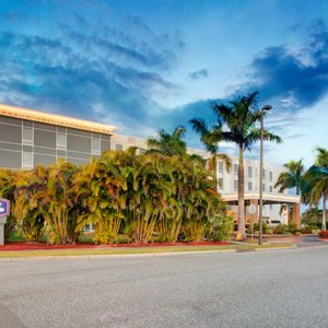 Hampton Inn & Suites Sarasota/Bradenton-Airport in Sarasota, image may contain: Monitor, Screen, Computer Hardware, TV