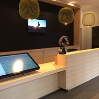 Le nouvel office de tourisme de Salers avec sa table tactile