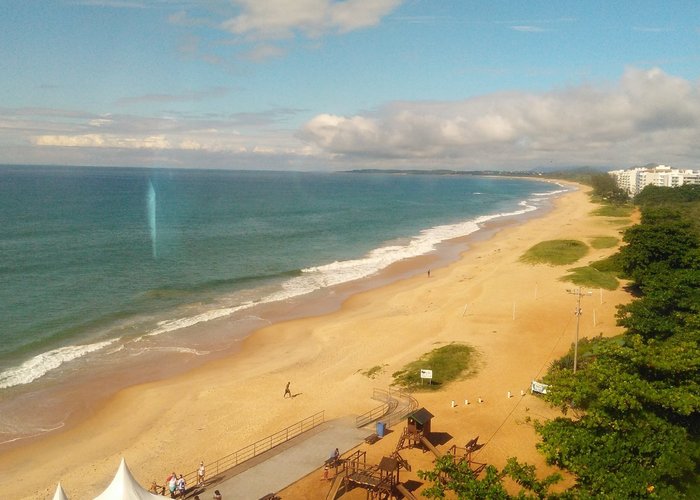 Trecho de praia deserta muito boa para caminhadas.