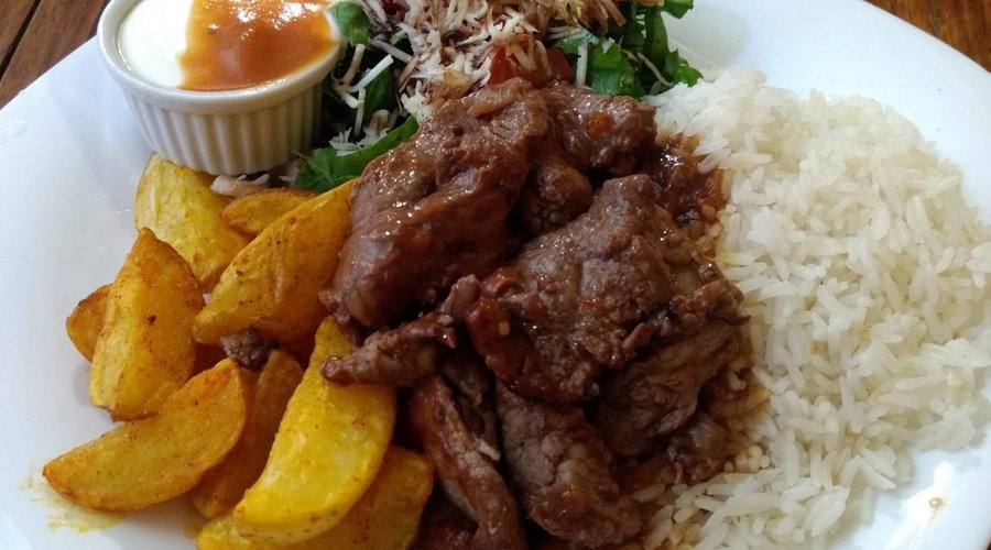 Filé Migno ao Molho de Vinho com Batatas Bravas (R$ 25,00)