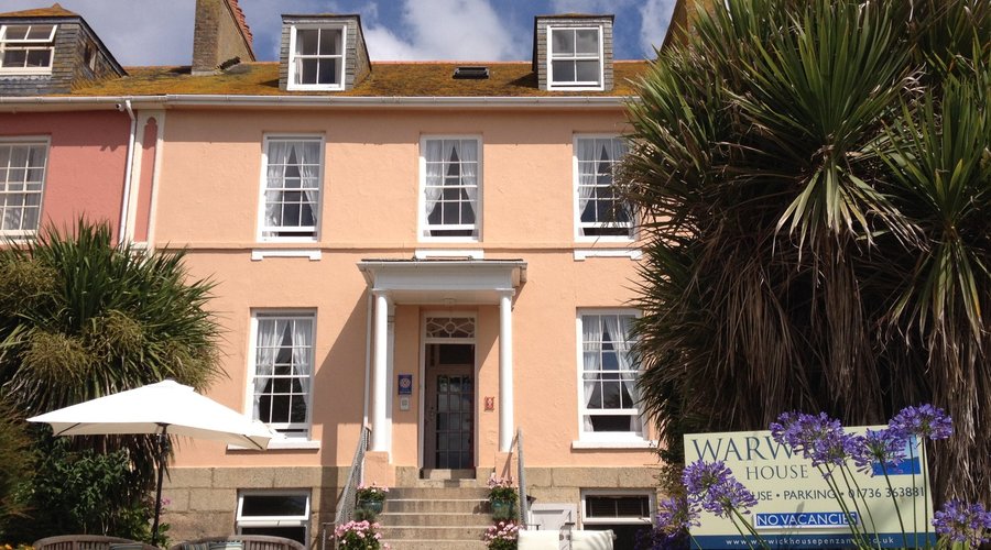 Warwick Guest House - relax on the patio and enjoy the sea views