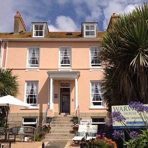 Warwick Guest House - relax on the patio and enjoy the sea views