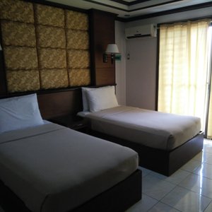 de luxe room with 2 single beds