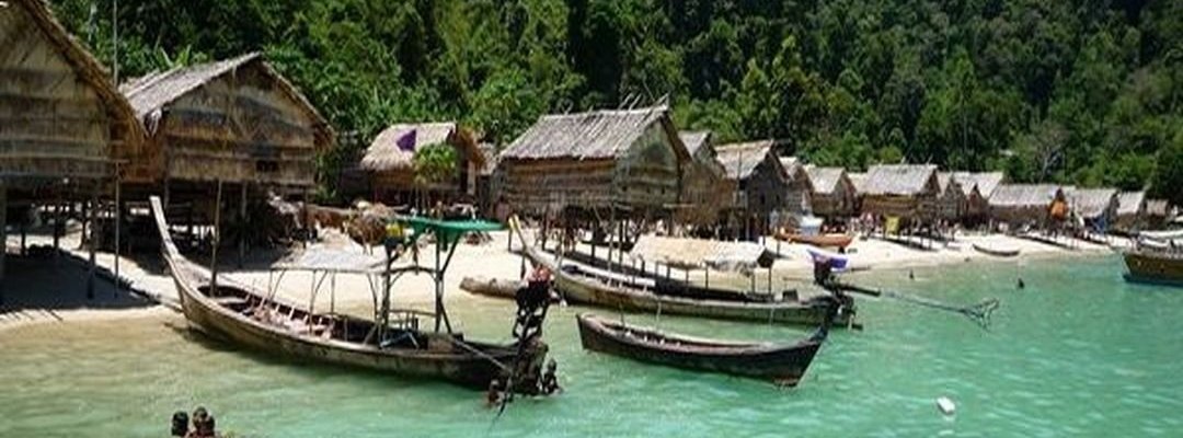Thaivacances : Proche de la Birmanie : les iles de Surin, vu sur les long tail boats.           