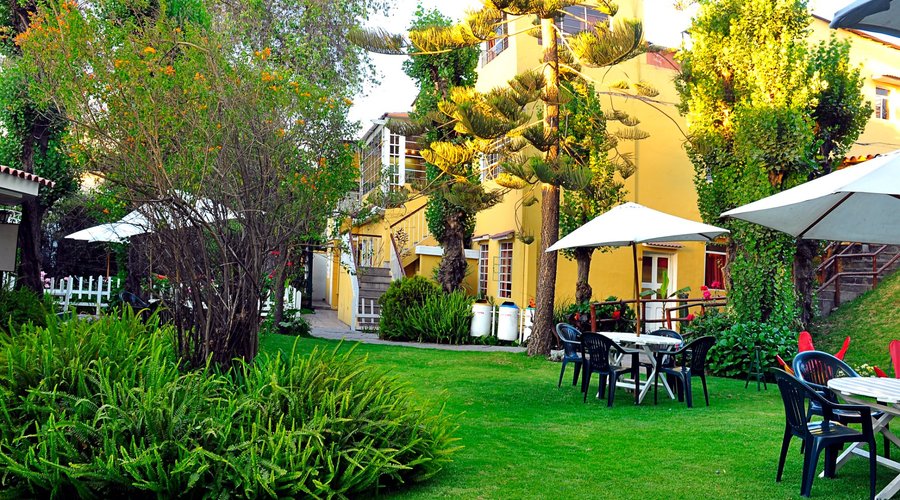 Jardines de la entrada principal