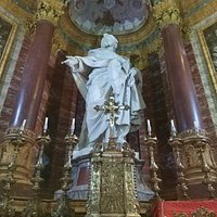 L'altare con il servizio d'argento, la statua del Santo e le colonne di porfido rosso