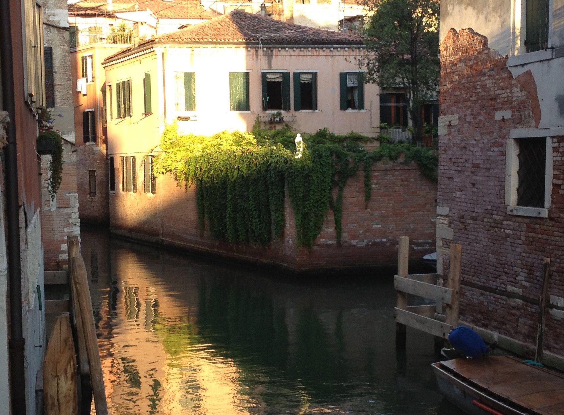 b & b at the boatyard with garden by null