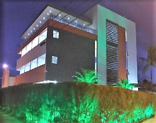 Fachada do Hotel à noite.