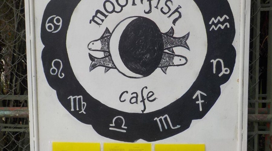 The sign and menu at the entrance.