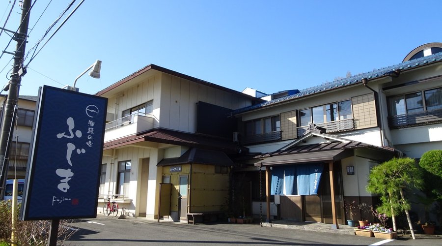 海側からみたお宿の正面玄関付近