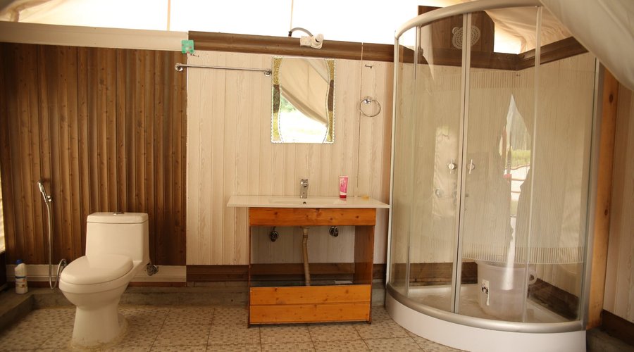 Bathroom will modern amenities 