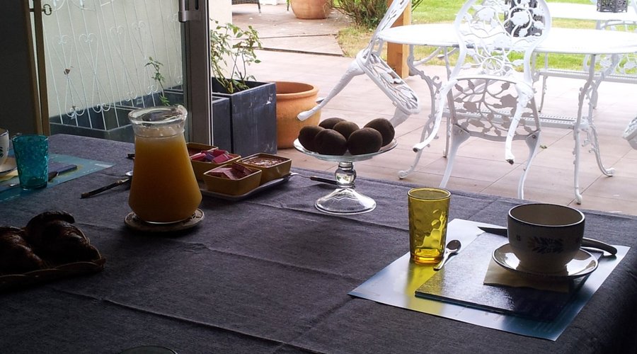 Espace petits déjeuners avec vue sur terrasse