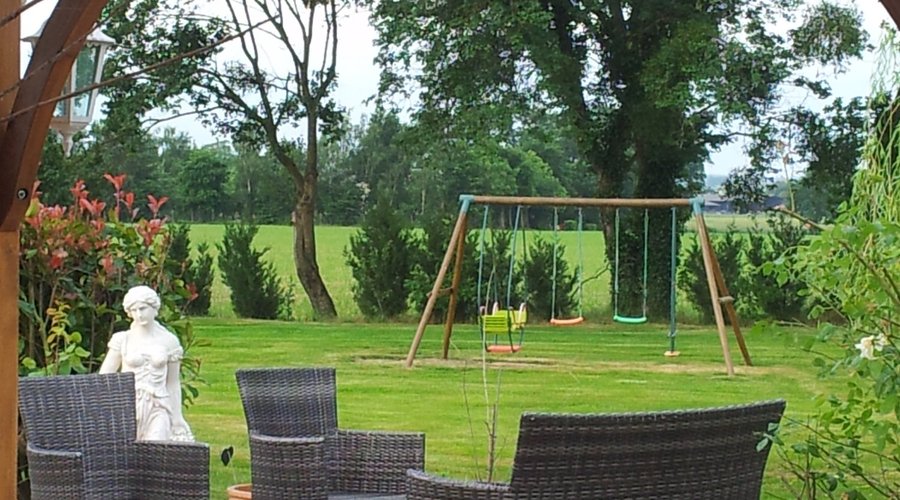 Espace terrasse devant la piscine
