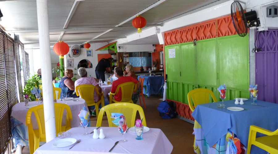 Petite salle de restau propre et colorée