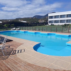 Hotel, jardín y piscina 