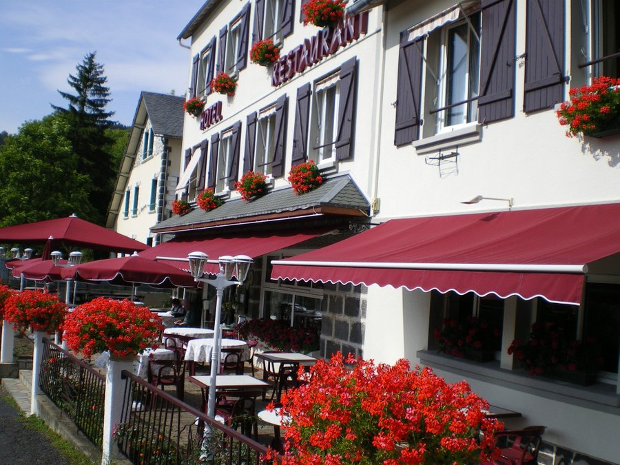 Beau Site Hotel (Chambon-sur-Lac) : tarifs 2021 mis à jour, 69 avis et 43 photos - Tripadvisor