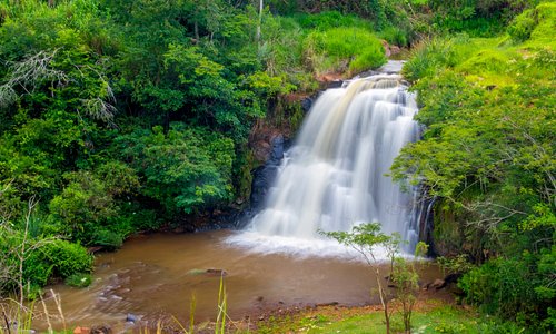 Cachoeira da Pedreira, 15 metros, a 300 metros da cidade. Uma das mais de 100 cachoeiras de Faxi