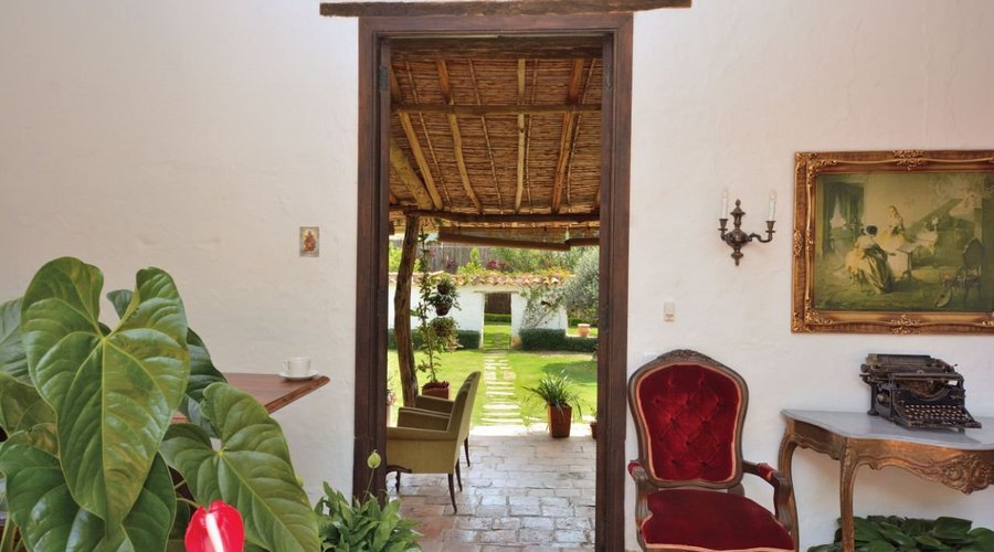 sala y jardínes del hotel