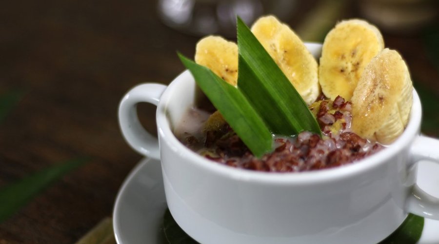 abe-do red rice porridge (red rice, fresh coconut milk, banana,mint leaves   and served with hon