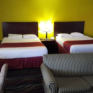 Horizon Inn Motel in Lincoln, image may contain: Furniture, Bed, Couch, Chair