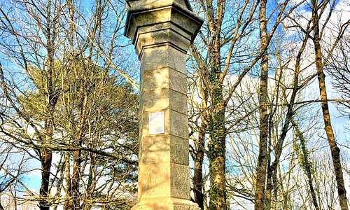 Une colonne rappelle le martyre du curé Voyneau