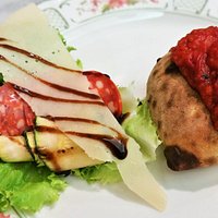 La Sfera: la nostra specialità con mozzarella di bufala campana DOP e prosciutto crudo di Parma