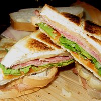 Tramezzini con pane a cassetta fresco