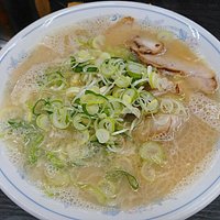ネギにチャーシューが沢山隠れてます。