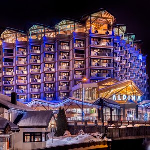 Façade extérieure de l'Alpina de nuit