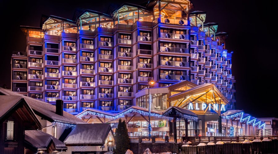 Façade extérieure de l'Alpina de nuit