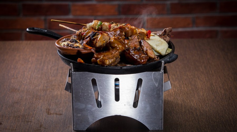 Se te antojo? Visitamos, parrillada, barra caliente y de ensaladas a un mismo precio.