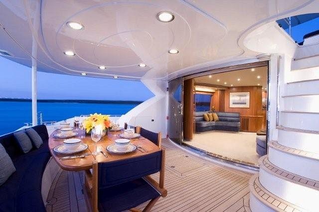 luxury yacht hire airlie beach