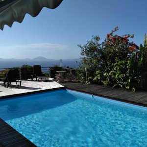 La piscine vue de la porte d’accès à la chambre