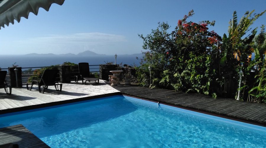 La piscine vue de la porte d’accès à la chambre