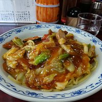 モチモチした少々太めの麺に、甘辛の餡掛けを絡めて食べる!少々ピリ辛で、病みつきです