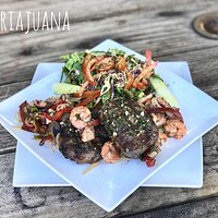(Mar y tierra). Medallones de lomito a la parrilla y mariscos