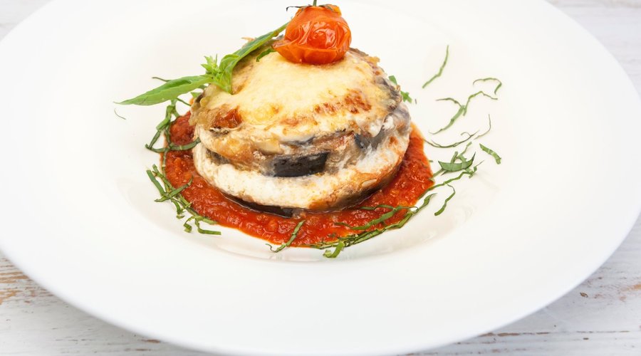 Lasaña de burrata con berenjena, tomate natural y albahaca.