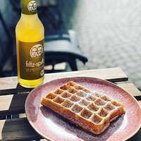 Leckere Waffeln und ein kühler Drink dazu - auch draussen möglich.