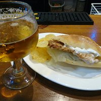 Una cañita con su tapa.