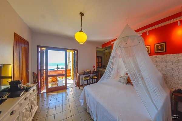 Suíte Premium com cama King Size e banheira de hidromassagem com cromoterapia andar térreo